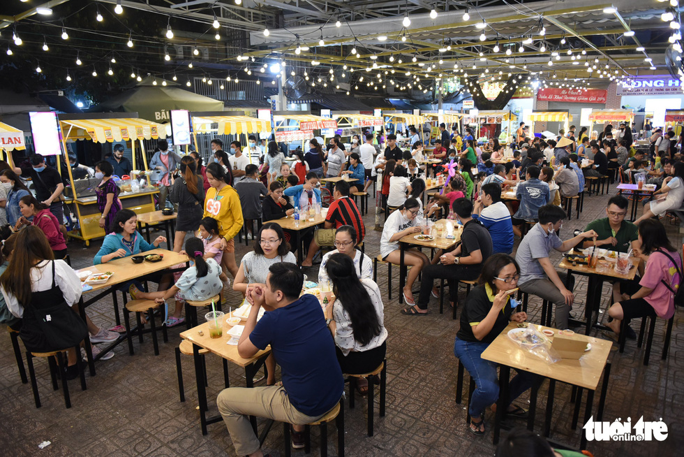 New pedestrian street in Ho Chi Minh City: Enjoy food, shop, wash hands before entering - Photo 6.