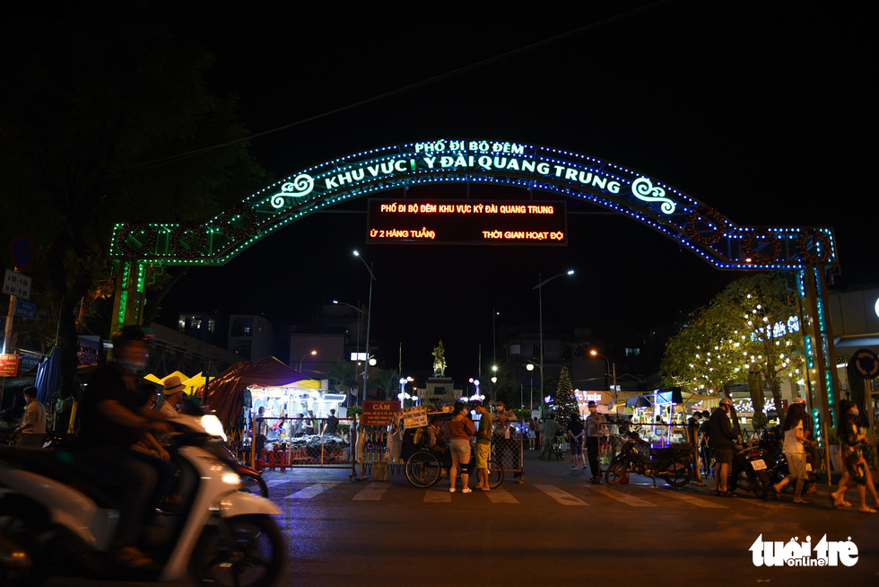 New pedestrian street in Ho Chi Minh City: Enjoy food, shop, wash hands before entering - Photo 15.