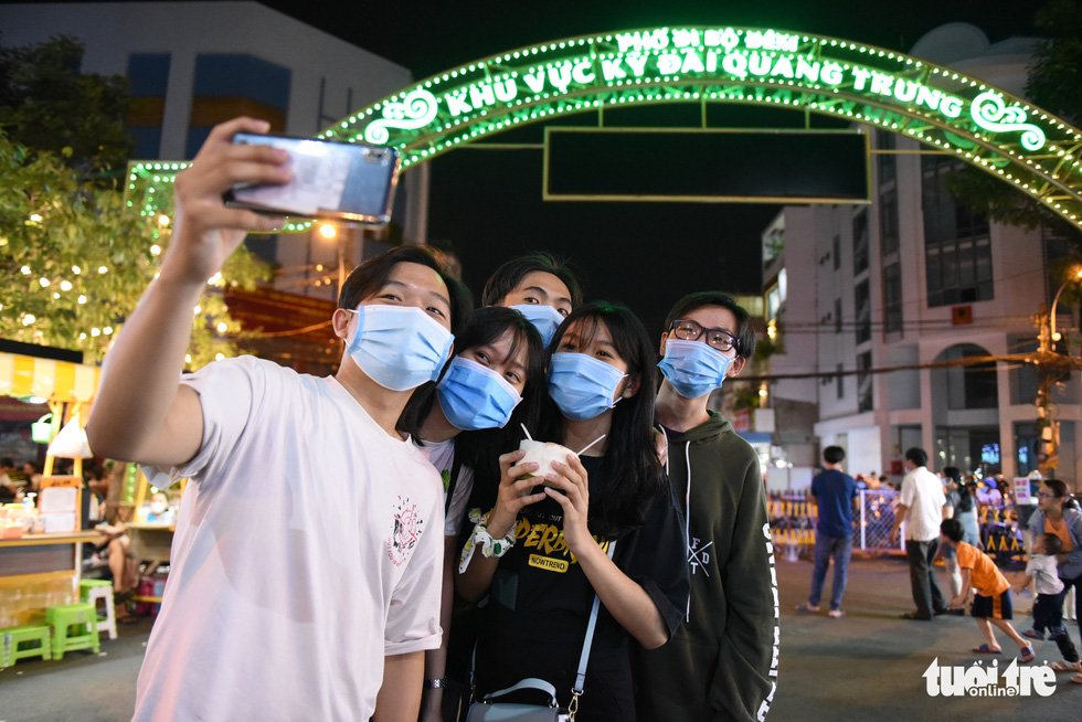 New pedestrian street in Ho Chi Minh City: Enjoy food, shop, wash hands before entering - Photo 4.