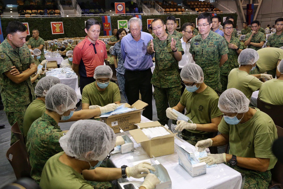 1.500 quân nhân Singapore đóng gói 5,2 triệu khẩu trang tặng người dân - Ảnh 3. 1.500 quân nhân Singapore đóng gói 5,2 triệu khẩu trang tặng người dân - Ảnh 3.