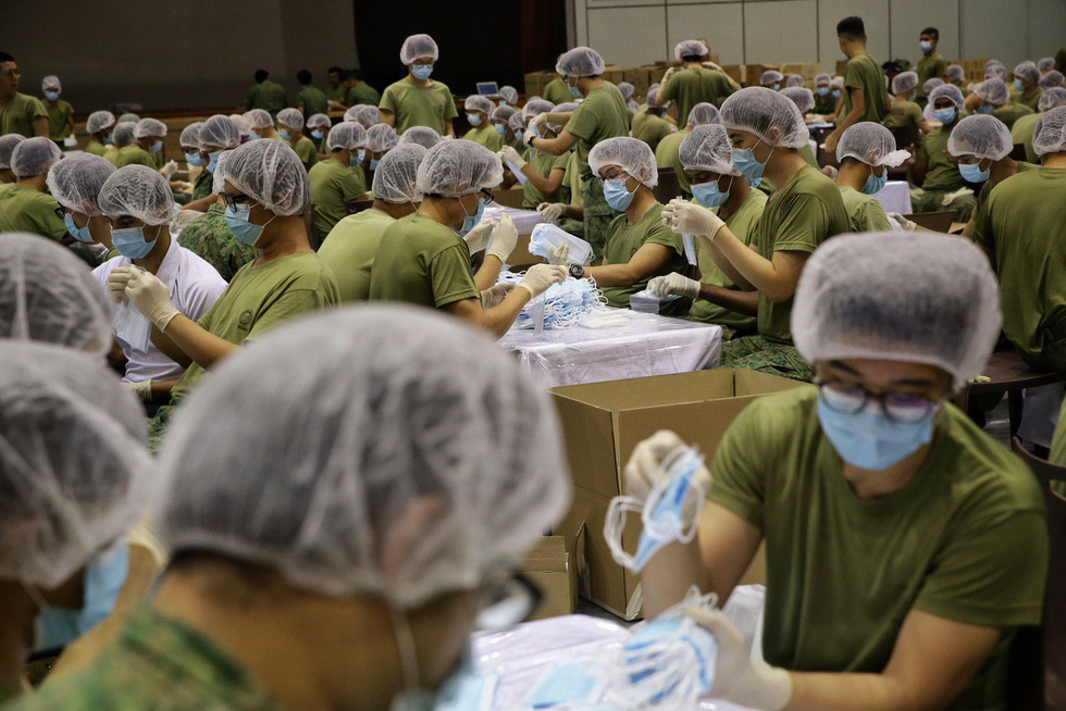 1.500 quân nhân Singapore đóng gói 5,2 triệu khẩu trang tặng người dân - Ảnh 5. 1.500 quân nhân Singapore đóng gói 5,2 triệu khẩu trang tặng người dân - Ảnh 5.