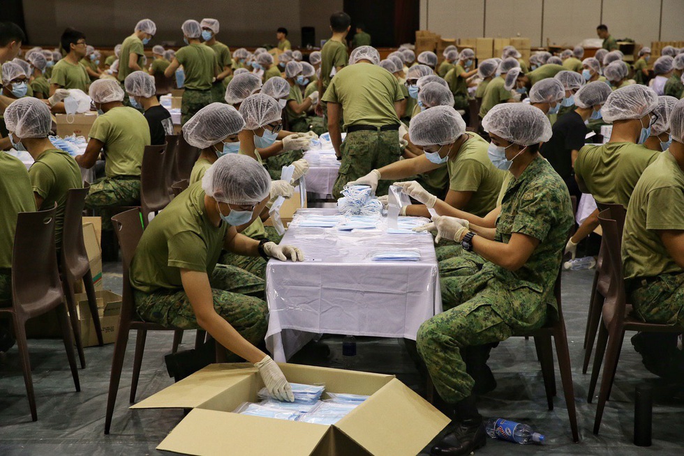 1.500 quân nhân Singapore đóng gói 5,2 triệu khẩu trang tặng người dân - Ảnh 6. 1.500 quân nhân Singapore đóng gói 5,2 triệu khẩu trang tặng người dân - Ảnh 6.