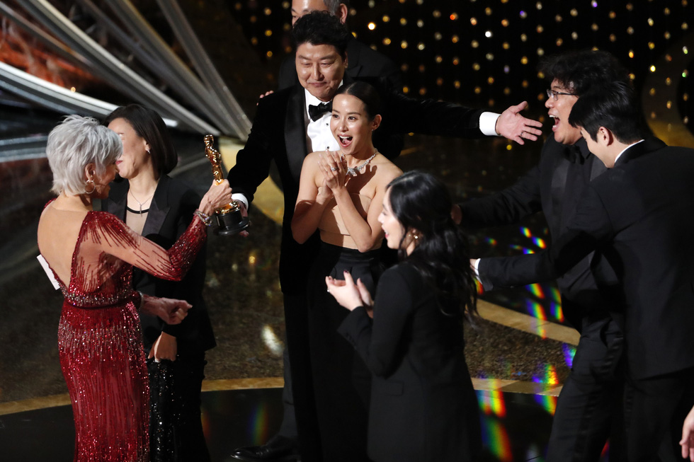 Lần đầu tiên trong lịch sử Oscar, Parasite, một phim châu Á giành giải phim hay nhất - Ảnh 3.