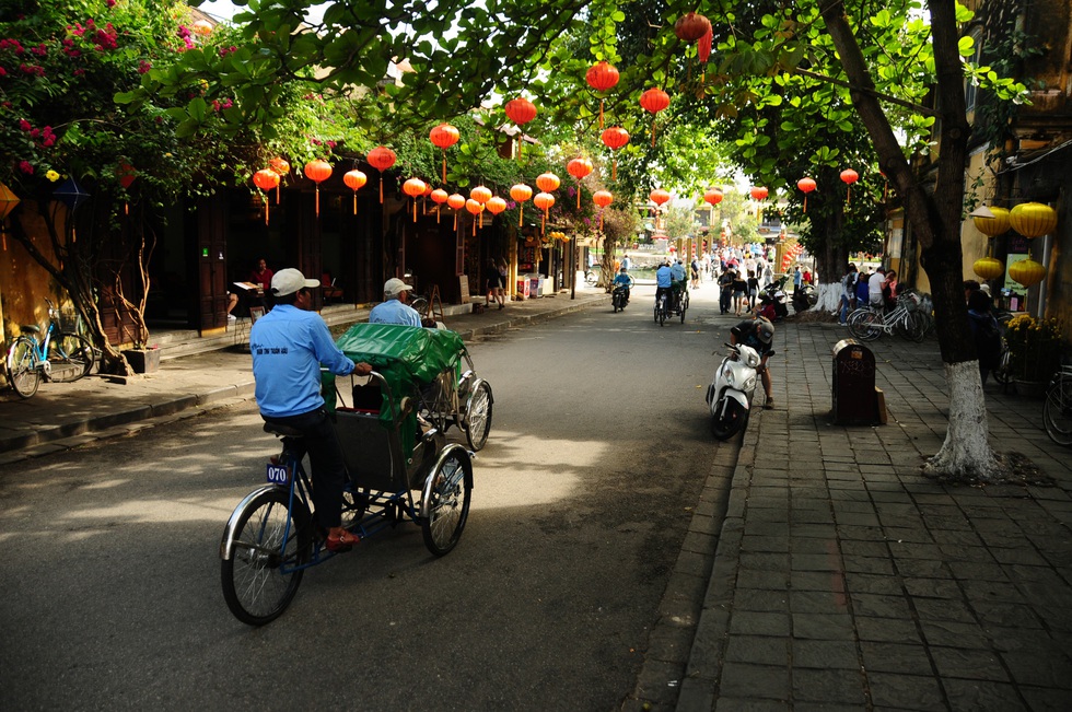 Phố cổ Hội An: khách Tây dập dìu như nhiều năm trước - Ảnh 3. Phố cổ Hội An: khách Tây dập dìu như nhiều năm trước - Ảnh 3.