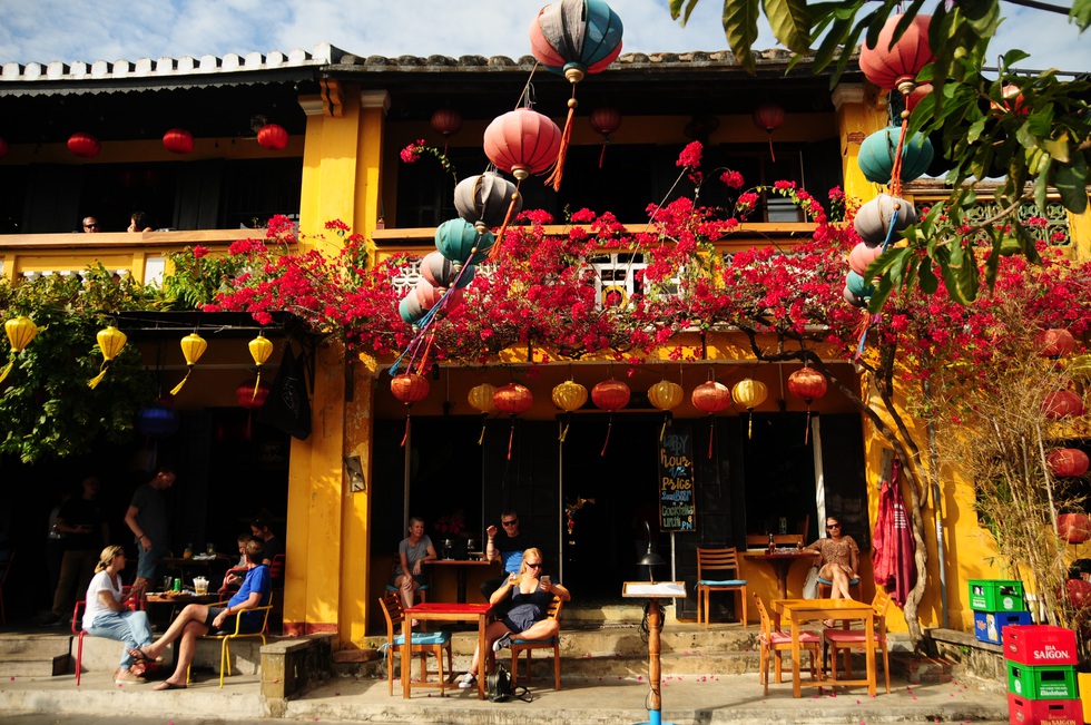 Phố cổ Hội An: khách Tây dập dìu như nhiều năm trước - Ảnh 13. Phố cổ Hội An: khách Tây dập dìu như nhiều năm trước - Ảnh 13.