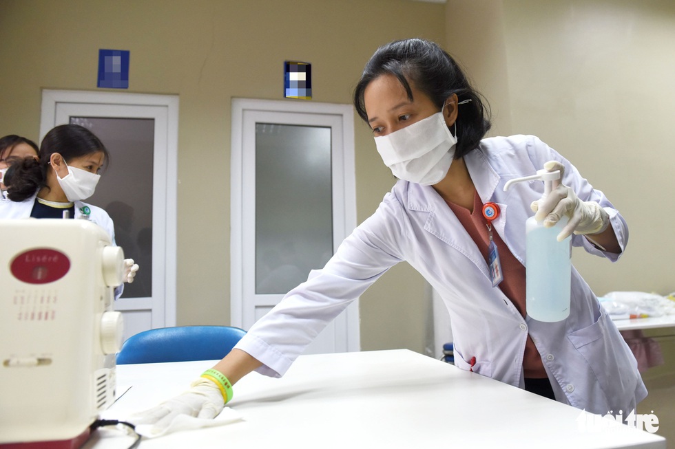 Bác sĩ, nhân viên Bệnh viện Từ Dũ may khẩu trang chống dịch - Ảnh 3. Bác sĩ, nhân viên Bệnh viện Từ Dũ may khẩu trang chống dịch - Ảnh 3.