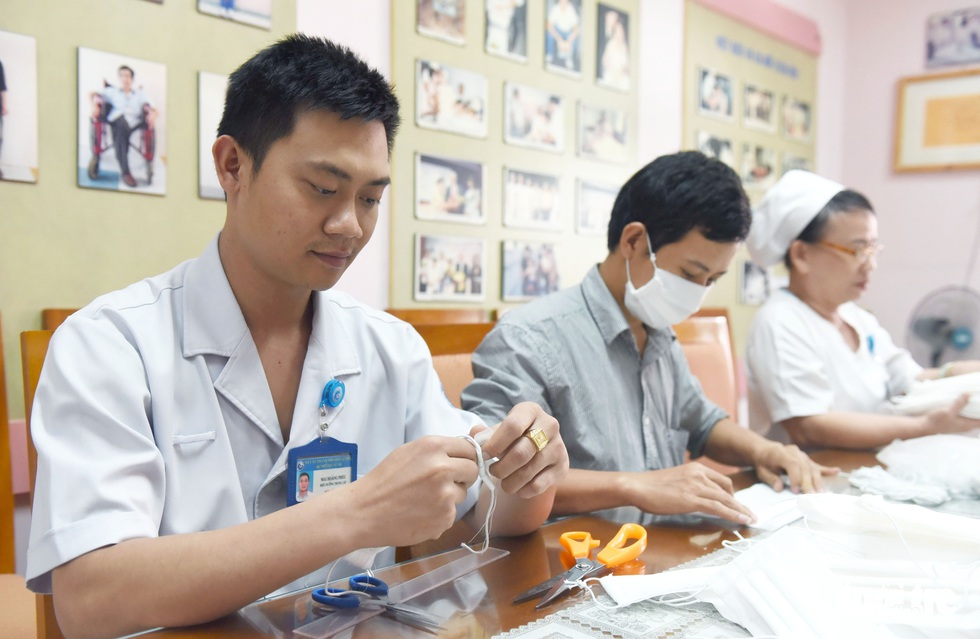 Bác sĩ, nhân viên Bệnh viện Từ Dũ may khẩu trang chống dịch - Ảnh 10. Bác sĩ, nhân viên Bệnh viện Từ Dũ may khẩu trang chống dịch - Ảnh 10.