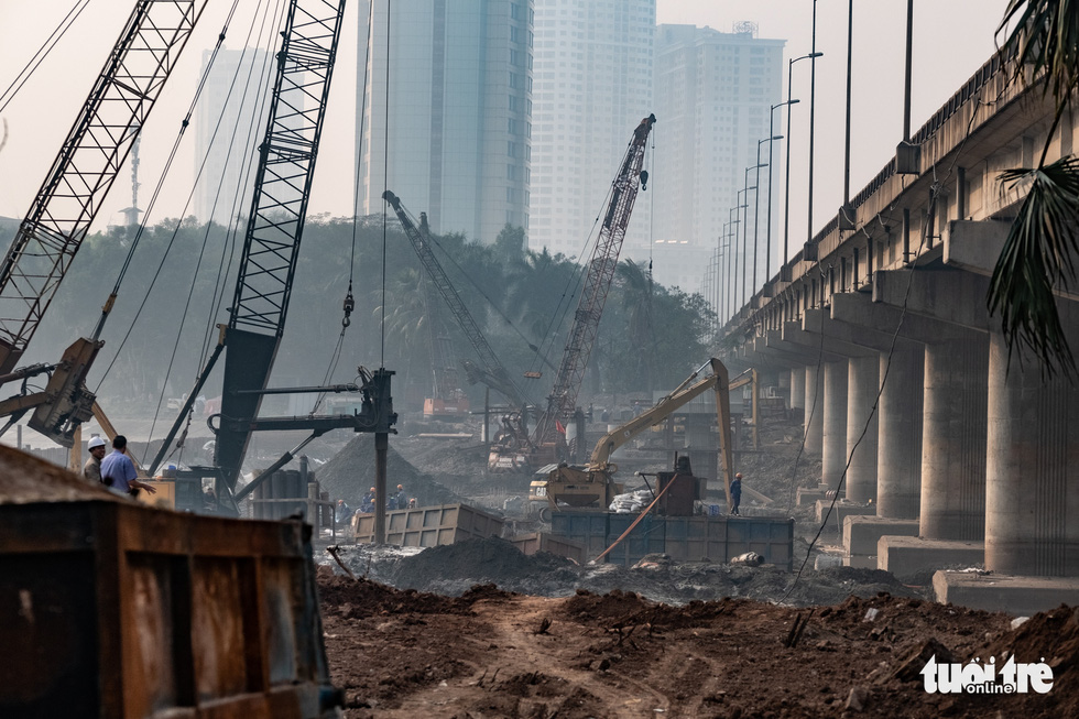 Cận cảnh ngăn đôi hồ Linh Đàm để xây cầu ở Hà Nội - Ảnh 3. Cận cảnh ngăn đôi hồ Linh Đàm để xây cầu ở Hà Nội - Ảnh 3.