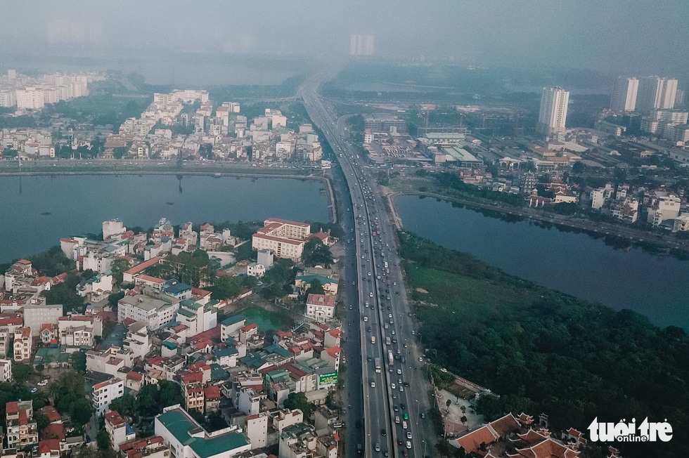 Cận cảnh ngăn đôi hồ Linh Đàm để xây cầu ở Hà Nội - Ảnh 9. Cận cảnh ngăn đôi hồ Linh Đàm để xây cầu ở Hà Nội - Ảnh 9.