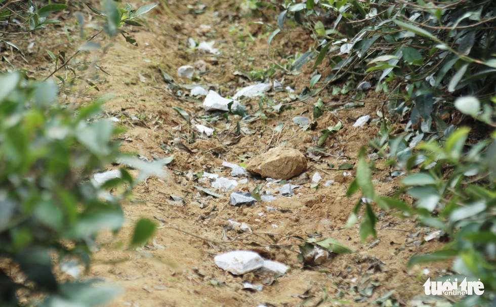 Mỏ đá nổ mìn, đá rơi ‘như mưa’ vào nhà dân - Ảnh 7. Mỏ đá nổ mìn, đá rơi ‘như mưa’ vào nhà dân - Ảnh 7.