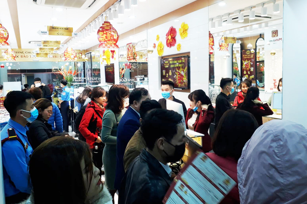 Ngày vía Thần tài: chỗ xếp hàng từ 5h sáng, nơi lác đác khách vì corona? - Ảnh 8. Ngày vía Thần tài: chỗ xếp hàng từ 5h sáng, nơi lác đác khách vì corona? - Ảnh 8.