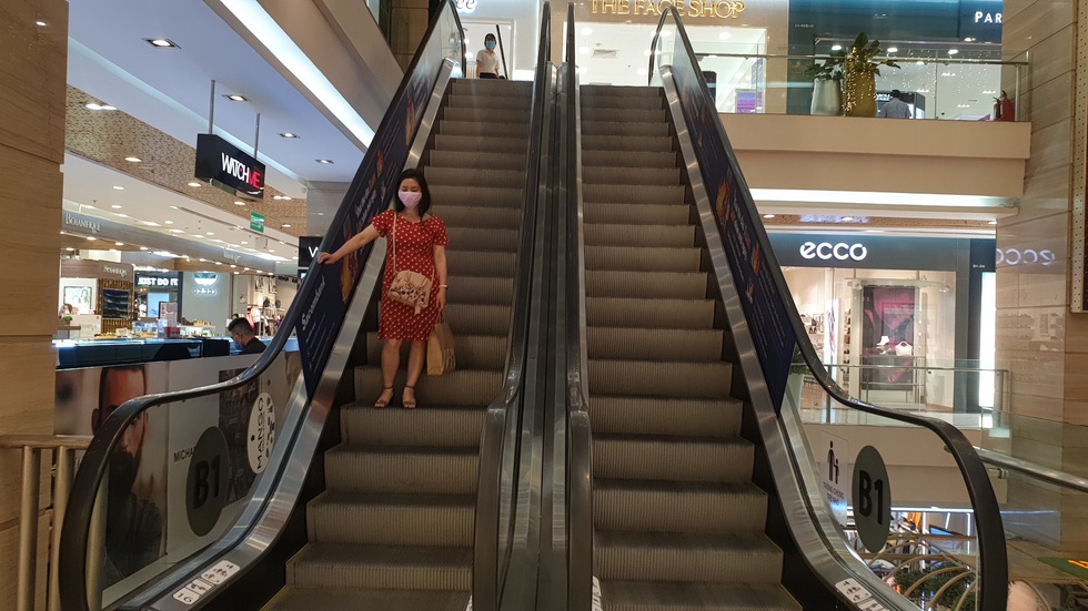 Nhiều điểm vui chơi, mua sắm ở TP. HCM vắng vẻ giữa dịch corona - Ảnh 8. Nhiều điểm vui chơi, mua sắm ở TP. HCM vắng vẻ giữa dịch corona - Ảnh 8.