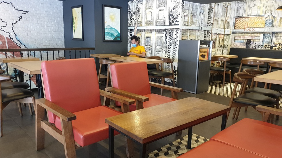 Nhiều điểm vui chơi, mua sắm ở TP. HCM vắng vẻ giữa dịch corona - Ảnh 12. Nhiều điểm vui chơi, mua sắm ở TP. HCM vắng vẻ giữa dịch corona - Ảnh 12.