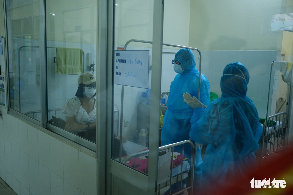 Chủ tịch Đà Nẵng vào khu cách ly thăm bệnh nhân chờ xét nghiệm virus corona - Ảnh 1. Chủ tịch Đà Nẵng vào khu cách ly thăm bệnh nhân chờ xét nghiệm virus corona - Ảnh 1.