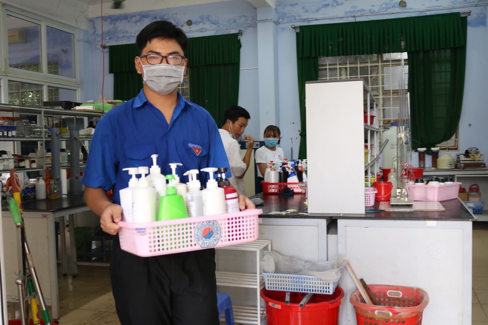 Thầy trò điều chế nước rửa tay khô phát miễn phí cho người dân - Ảnh 5. Thầy trò điều chế nước rửa tay khô phát miễn phí cho người dân - Ảnh 5.