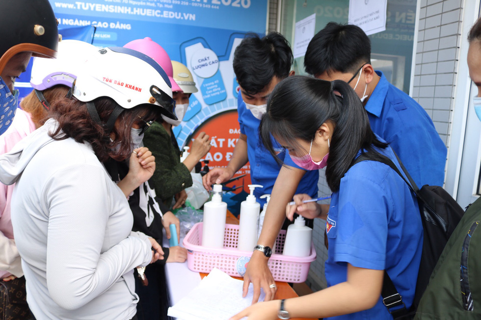 Thầy trò điều chế nước rửa tay khô phát miễn phí cho người dân - Ảnh 1. Thầy trò điều chế nước rửa tay khô phát miễn phí cho người dân - Ảnh 1.