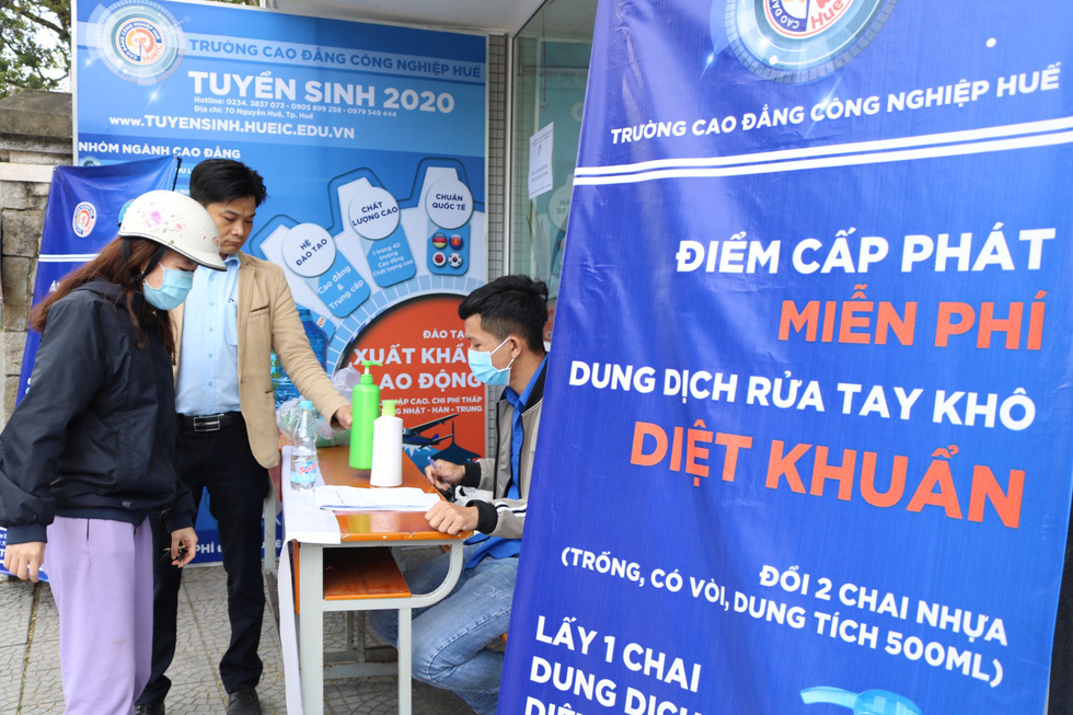 Thầy trò điều chế nước rửa tay khô phát miễn phí cho người dân - Ảnh 6. Thầy trò điều chế nước rửa tay khô phát miễn phí cho người dân - Ảnh 6.