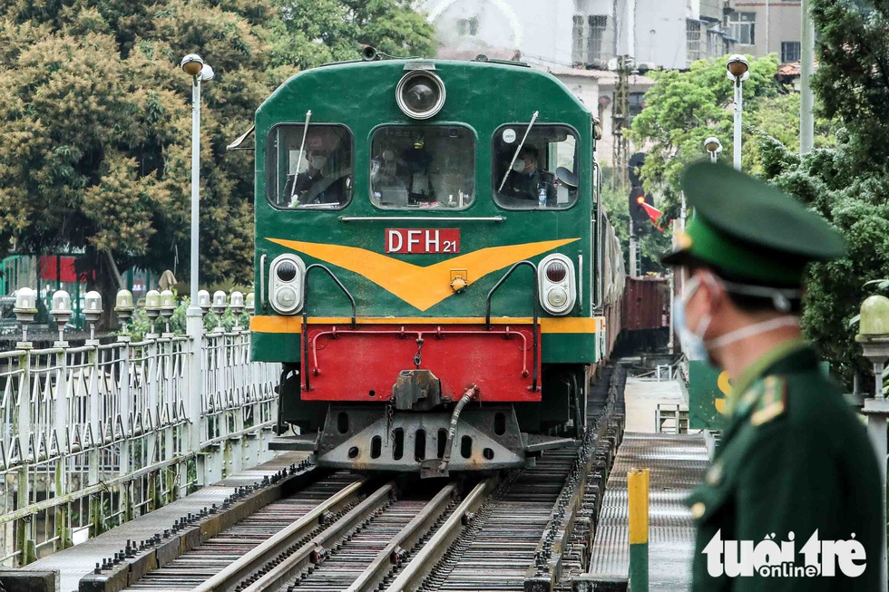 Những người lái tàu dũng cảm trong đỉnh dịch corona - Ảnh 1. Những người lái tàu dũng cảm trong đỉnh dịch corona - Ảnh 1.
