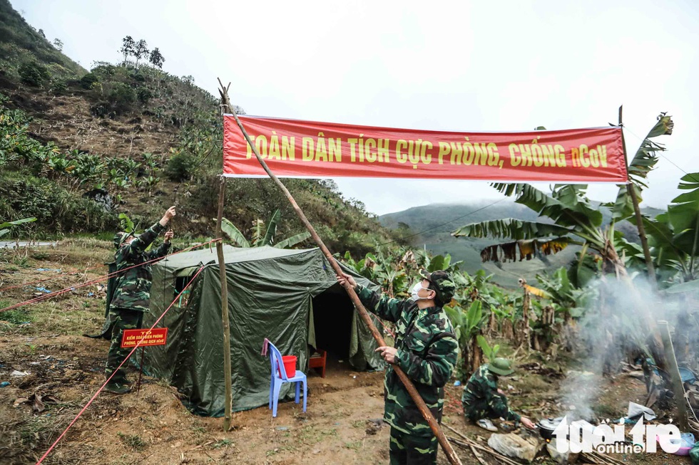 Mưa gió rét buốt, bộ đội căng lều dã chiến trực chiến corona - Ảnh 2. Mưa gió rét buốt, bộ đội căng lều dã chiến trực chiến corona - Ảnh 2.