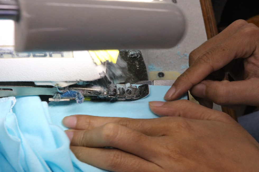 Doanh nghiệp dệt may tặng 70.000 khẩu trang vải kháng khuẩn cho người dân - Ảnh 3.