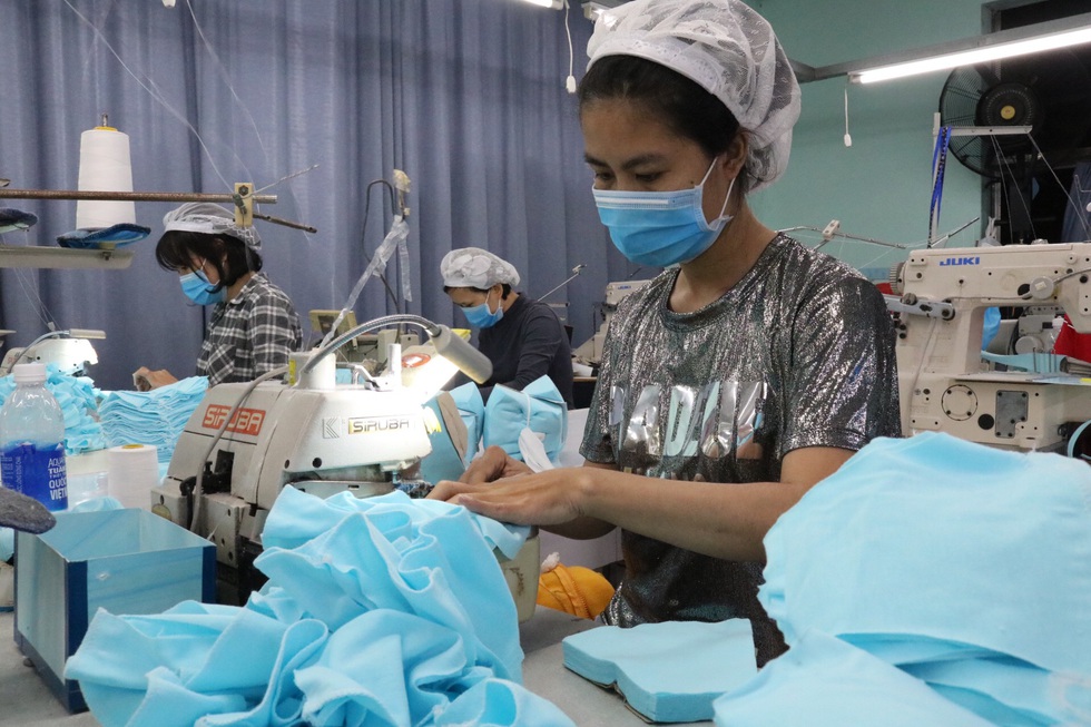 Doanh nghiệp dệt may tặng 70.000 khẩu trang vải kháng khuẩn cho người dân - Ảnh 4. Doanh nghiệp dệt may tặng 70.000 khẩu trang vải kháng khuẩn cho người dân - Ảnh 4.