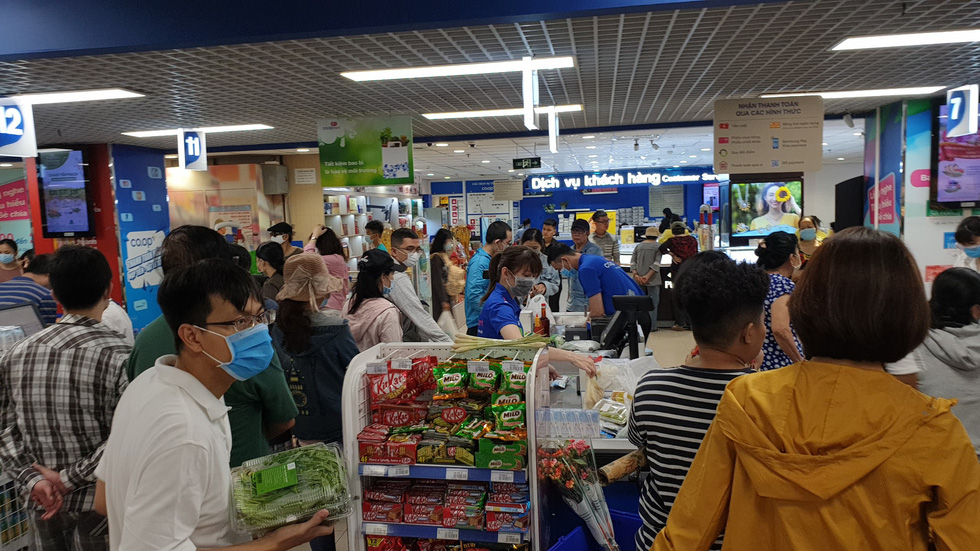 Giá thực phẩm giảm, người Sài Gòn tranh thủ cuối tuần đi siêu thị - Ảnh 1. Giá thực phẩm giảm, người Sài Gòn tranh thủ cuối tuần đi siêu thị - Ảnh 1.