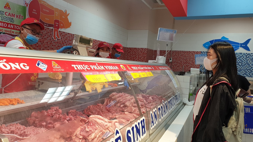 Giá thực phẩm giảm, người Sài Gòn tranh thủ cuối tuần đi siêu thị - Ảnh 2. Giá thực phẩm giảm, người Sài Gòn tranh thủ cuối tuần đi siêu thị - Ảnh 2.