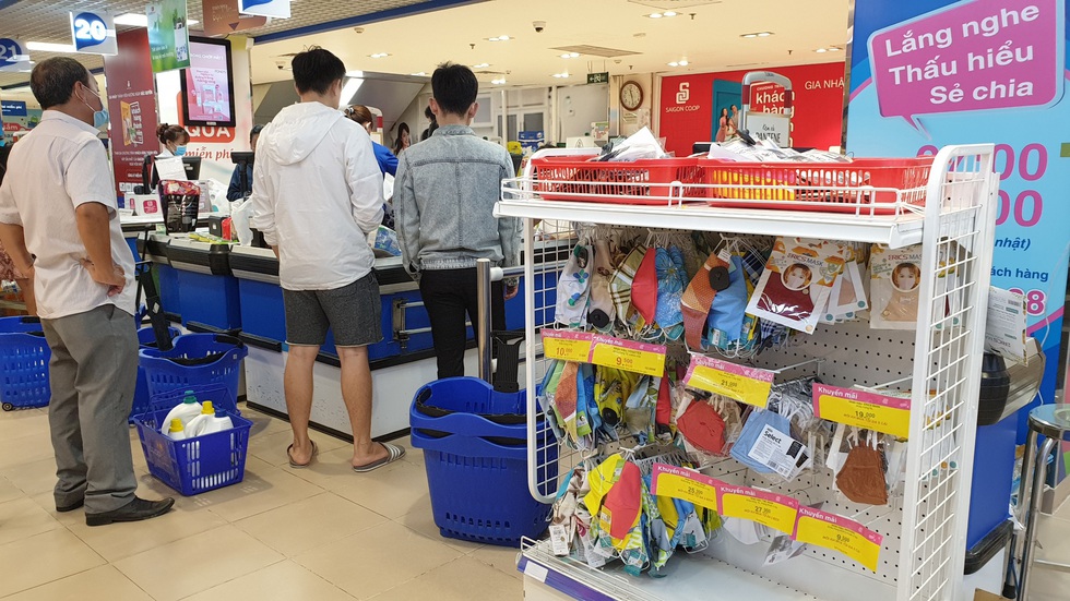 Giá thực phẩm giảm, người Sài Gòn tranh thủ cuối tuần đi siêu thị - Ảnh 13. Giá thực phẩm giảm, người Sài Gòn tranh thủ cuối tuần đi siêu thị - Ảnh 13.
