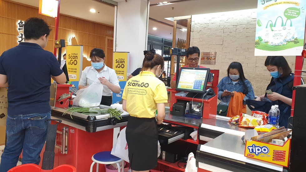 Giá thực phẩm giảm, người Sài Gòn tranh thủ cuối tuần đi siêu thị - Ảnh 5. Giá thực phẩm giảm, người Sài Gòn tranh thủ cuối tuần đi siêu thị - Ảnh 5.