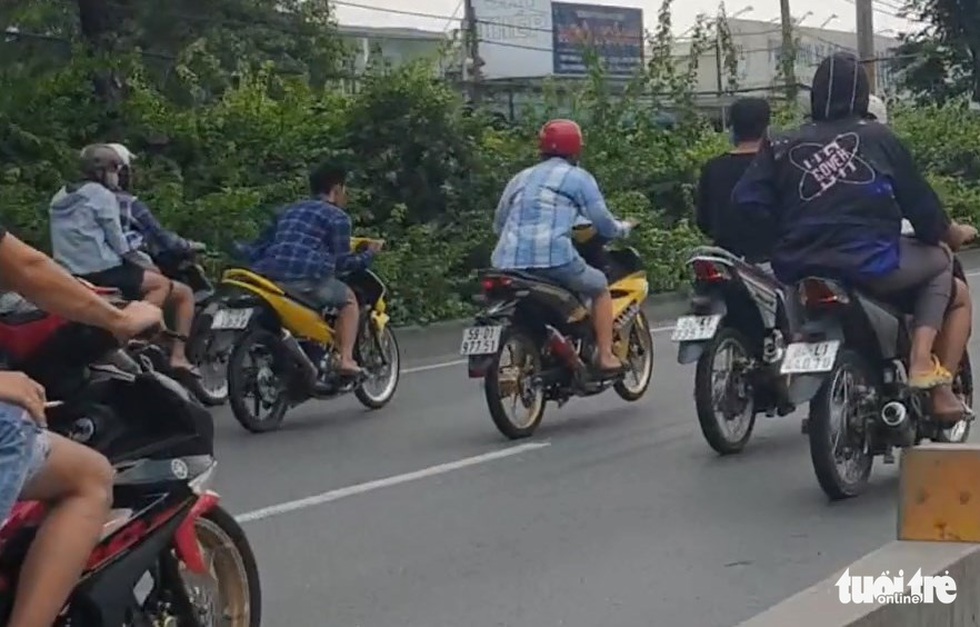 ‘Quái xế’ tụ tập đua xe náo loạn trên quốc lộ 1 giữa ban ngày - Ảnh 4. ‘Quái xế’ tụ tập đua xe náo loạn trên quốc lộ 1 giữa ban ngày - Ảnh 4.