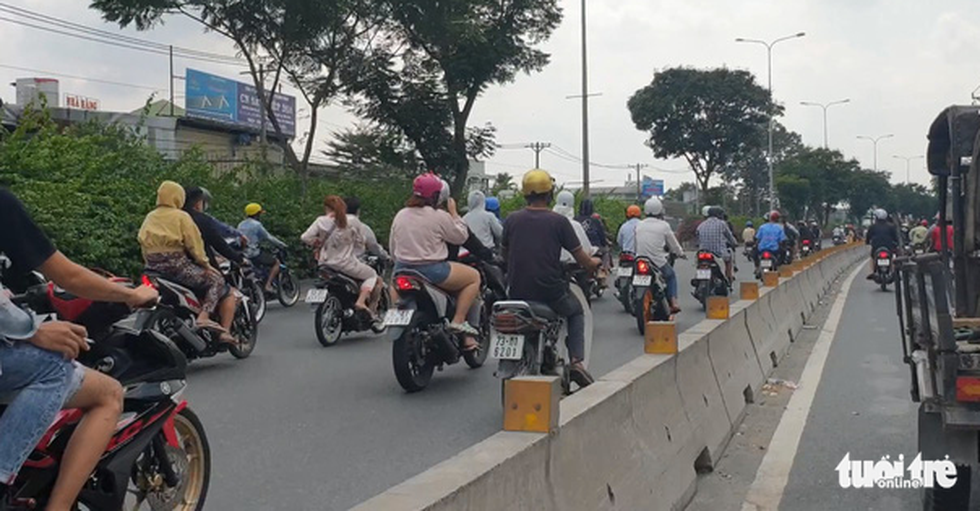 ‘Quái xế’ tụ tập đua xe náo loạn trên quốc lộ 1 giữa ban ngày - Ảnh 3. ‘Quái xế’ tụ tập đua xe náo loạn trên quốc lộ 1 giữa ban ngày - Ảnh 3.