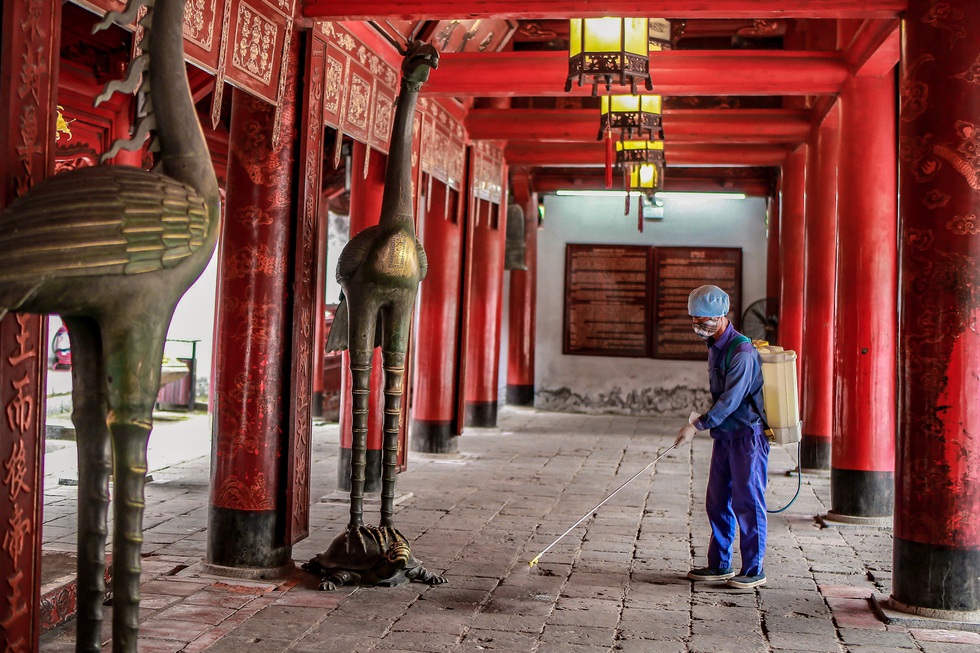 Khử trùng di tích nhà tù Hỏa Lò, Hoàng thành Thăng Long, Văn Miếu... - Ảnh 3. Khử trùng di tích nhà tù Hỏa Lò, Hoàng thành Thăng Long, Văn Miếu... - Ảnh 3.