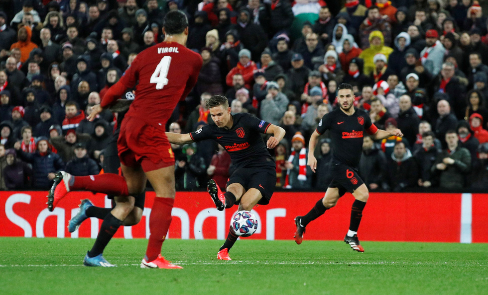 Những khoảnh khắc ấn tượng trong ngày Atletico Madrid tiễn Liverpool khỏi Champions League - Ảnh 3. Những khoảnh khắc ấn tượng trong ngày Atletico Madrid tiễn Liverpool khỏi Champions League - Ảnh 3.