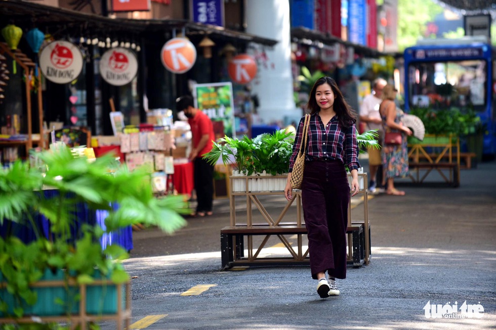 Ngày đầu áp dụng việc đeo khẩu trang nơi công cộng: Người đeo người không - Ảnh 6. Ngày đầu áp dụng việc đeo khẩu trang nơi công cộng: Người đeo người không - Ảnh 6.