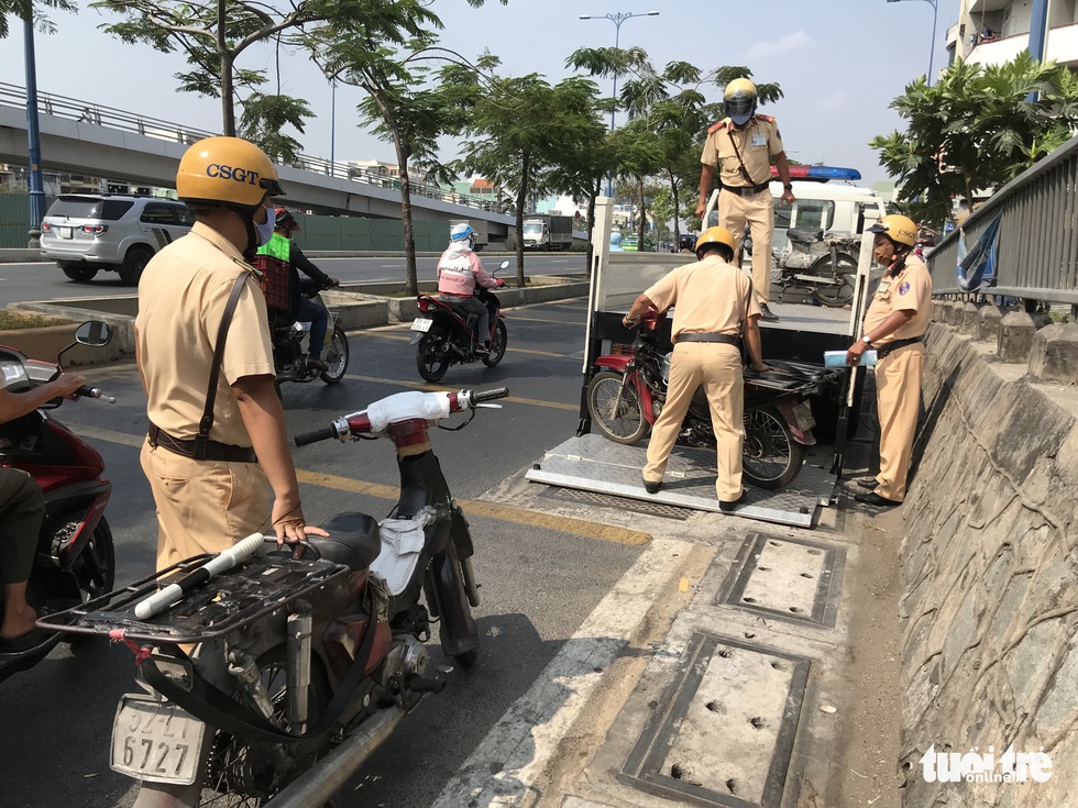 Lái xe quá đát gặp cảnh sát: ‘Xe của chủ, tui làm công tui không biết’ - Ảnh 4. Lái xe quá đát gặp cảnh sát: ‘Xe của chủ, tui làm công tui không biết’ - Ảnh 4.