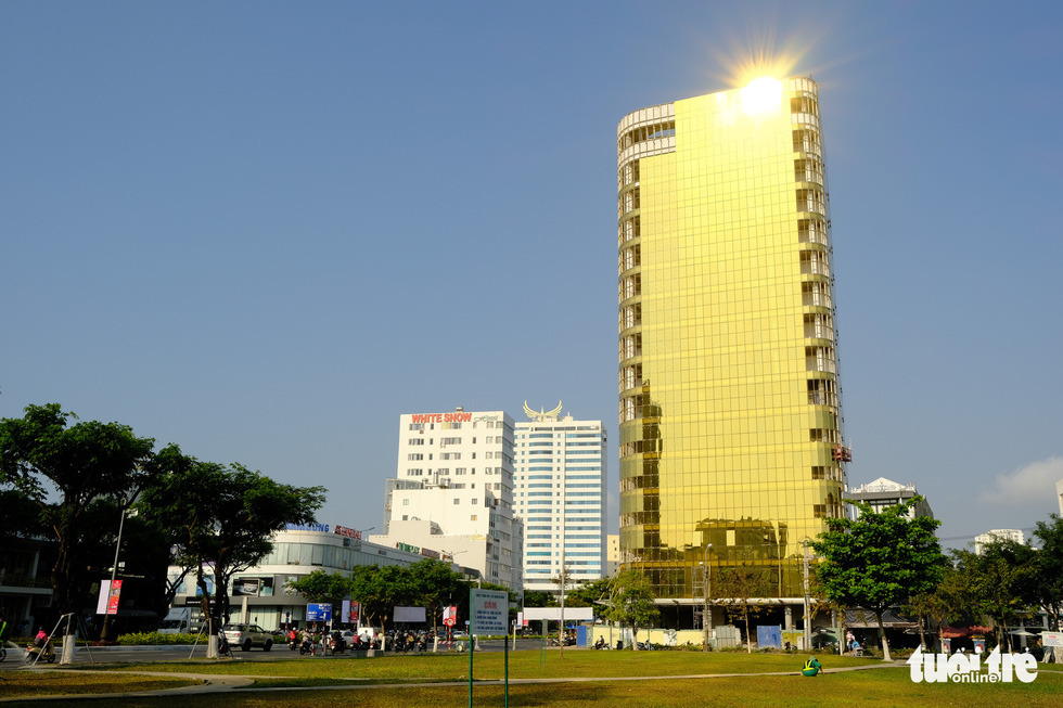 Cận cảnh hai tòa nhà ‘dát vàng’ gây nhức mắt tại Đà Nẵng