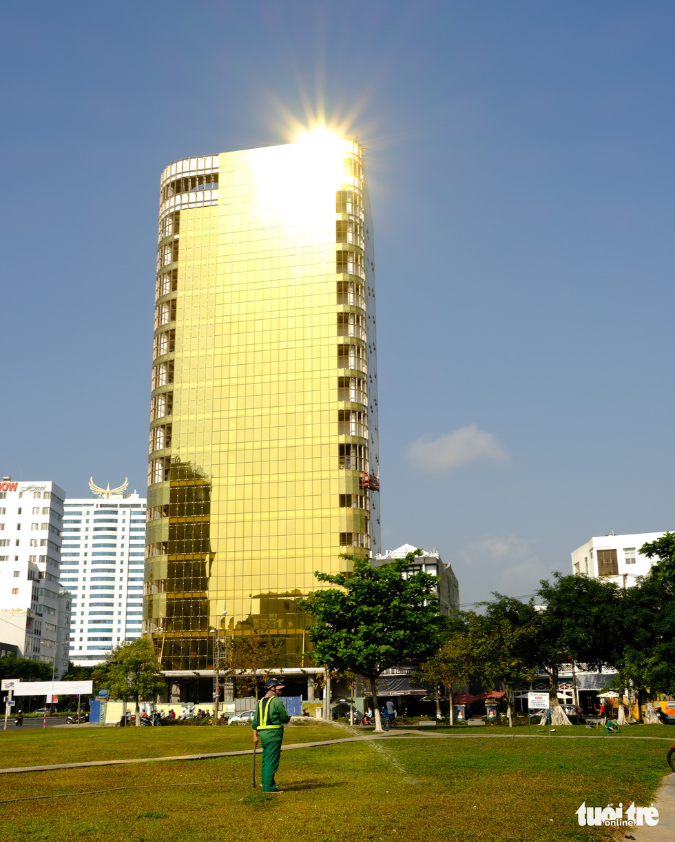 Cận cảnh hai tòa nhà dát vàng gây nhức mắt tại Đà Nẵng - Ảnh 3.