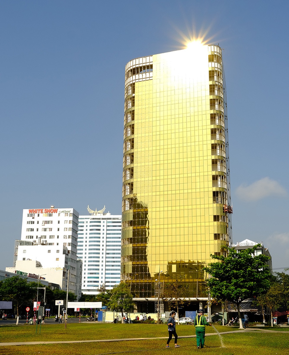Nhà ốp kính gây chói mắt, có nên cấm? - Ảnh 3. Nhà ốp kính gây chói mắt, có nên cấm? - Ảnh 3.