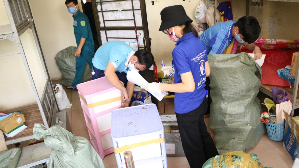 Đội phản ứng nhanh tình nguyện dọn dẹp ký túc xá - Ảnh 5. Đội phản ứng nhanh tình nguyện dọn dẹp ký túc xá - Ảnh 5.