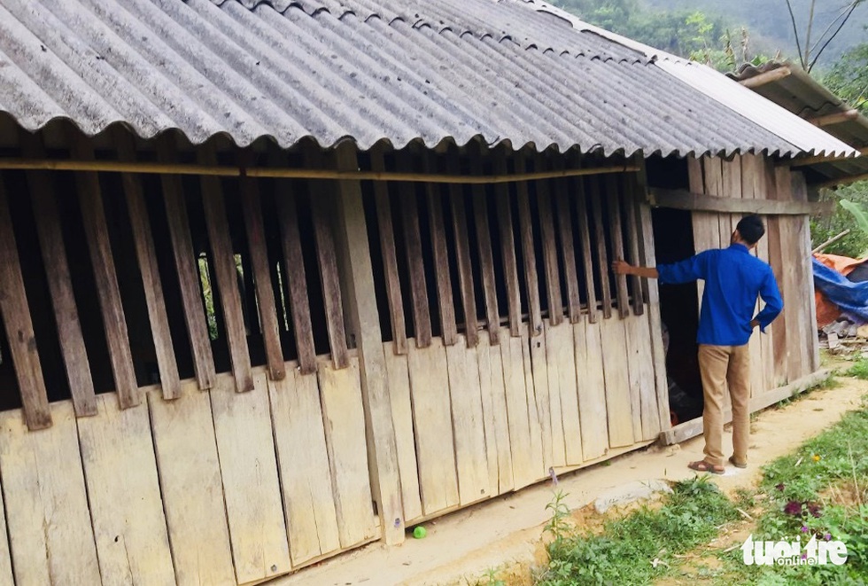 Thầy cô tranh thủ nghỉ dịch san đồi mở lớp cho bản xa - Ảnh 6. Thầy cô tranh thủ nghỉ dịch san đồi mở lớp cho bản xa - Ảnh 6.