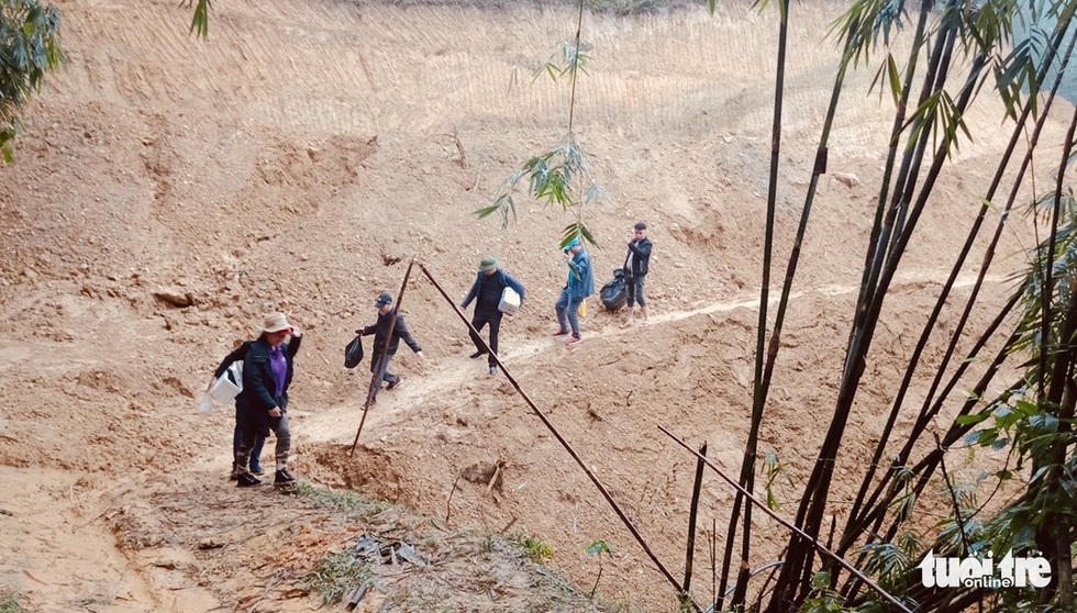 Thầy cô tranh thủ nghỉ dịch san đồi mở lớp cho bản xa - Ảnh 4. Thầy cô tranh thủ nghỉ dịch san đồi mở lớp cho bản xa - Ảnh 4.
