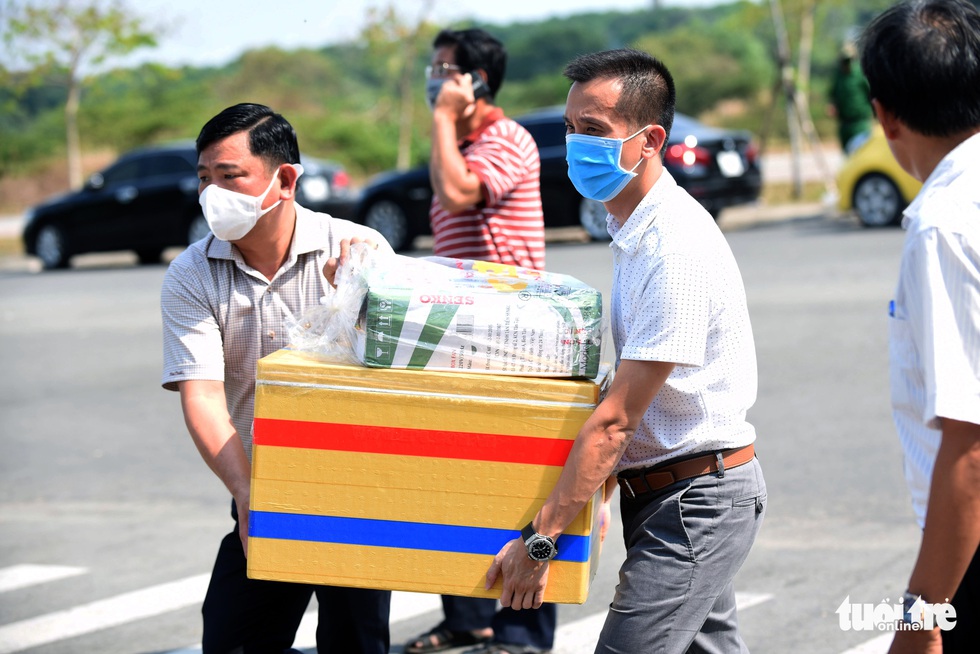 Hàng trăm thân nhân đến tiếp tế người cách ly từ cây lau chùi đến quạt máy - Ảnh 13.