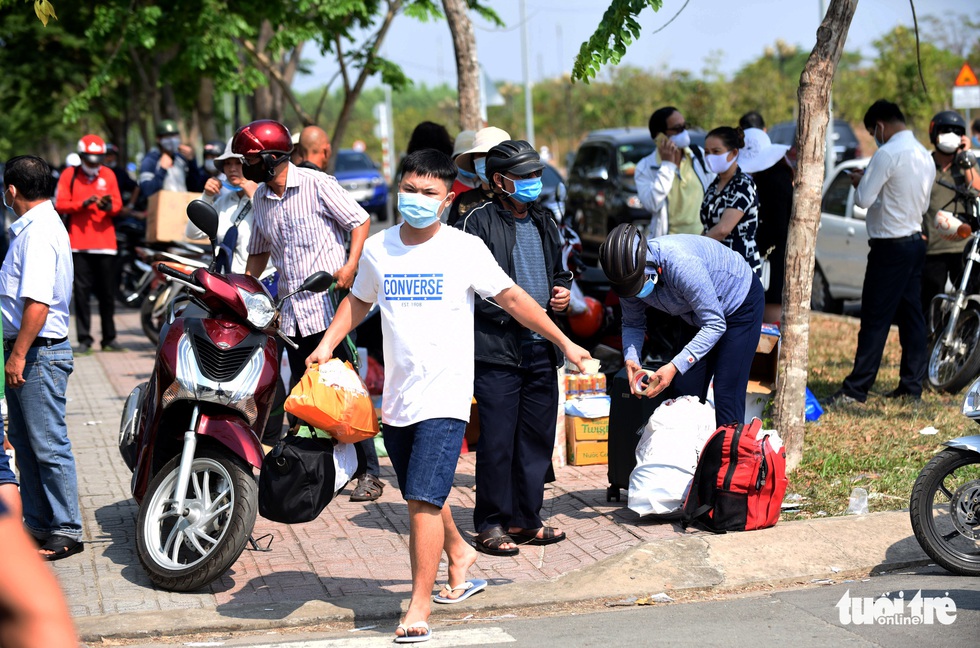 Hàng trăm thân nhân đến tiếp tế người cách ly từ cây lau chùi đến quạt máy - Ảnh 14.