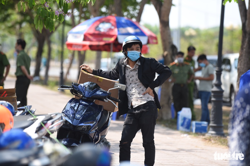 Người dân tìm cách ném hàng qua hàng rào bất chấp lệnh ngưng tiếp tế - Ảnh 5. Người dân tìm cách ném hàng qua hàng rào bất chấp lệnh ngưng tiếp tế - Ảnh 5.