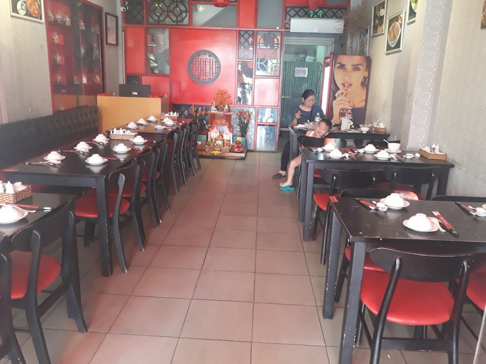 Nhà hàng, quán ăn, tiệm cà phê cất bớt không quá 30 bàn ghế để tiếp tục hoạt động - Ảnh 6. Nhà hàng, quán ăn, tiệm cà phê cất bớt không quá 30 bàn ghế để tiếp tục hoạt động - Ảnh 6.