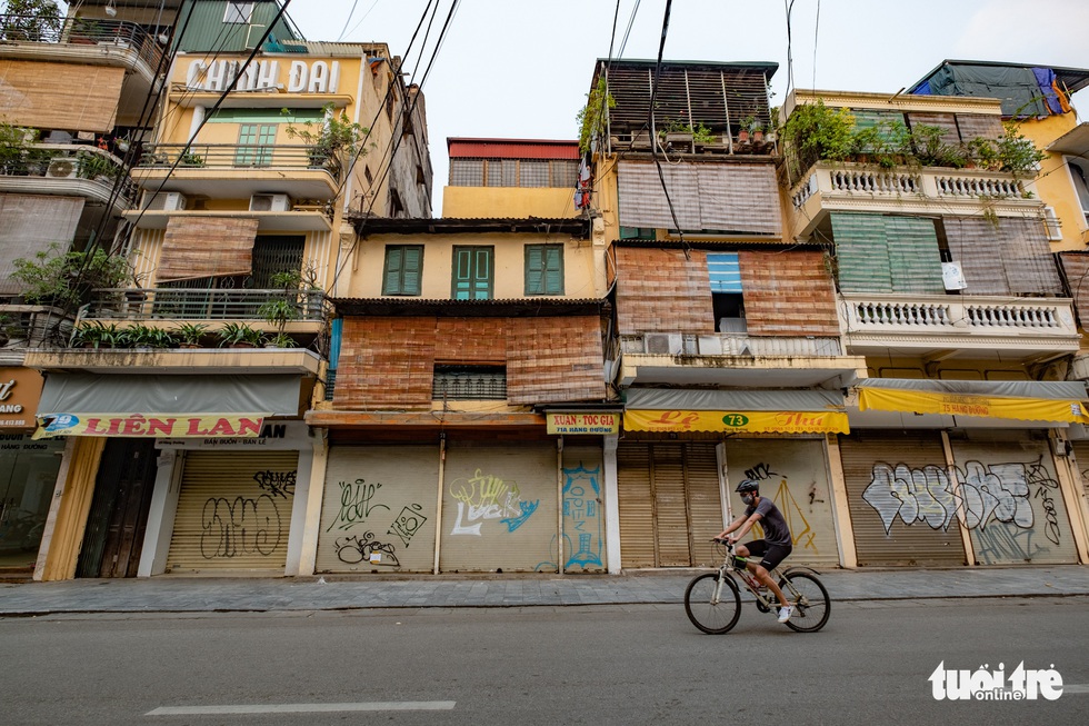 Hà Nội trước giờ đóng cửa các cơ sở kinh doanh để chống dịch COVID-19 - Ảnh 3. Hà Nội trước giờ đóng cửa các cơ sở kinh doanh để chống dịch COVID-19 - Ảnh 3.