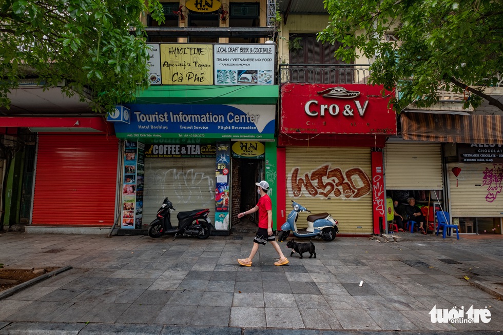 Hà Nội trước giờ đóng cửa các cơ sở kinh doanh để chống dịch COVID-19 - Ảnh 2. Hà Nội trước giờ đóng cửa các cơ sở kinh doanh để chống dịch COVID-19 - Ảnh 2.