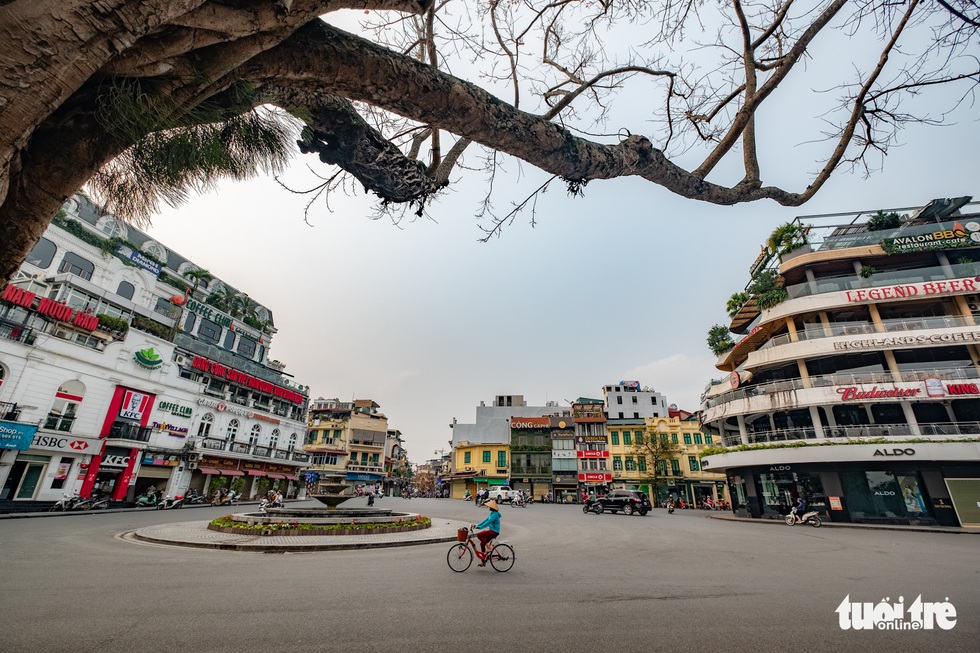 Hà Nội trước giờ đóng cửa các cơ sở kinh doanh để chống dịch COVID-19 - Ảnh 1. Hà Nội trước giờ đóng cửa các cơ sở kinh doanh để chống dịch COVID-19 - Ảnh 1.