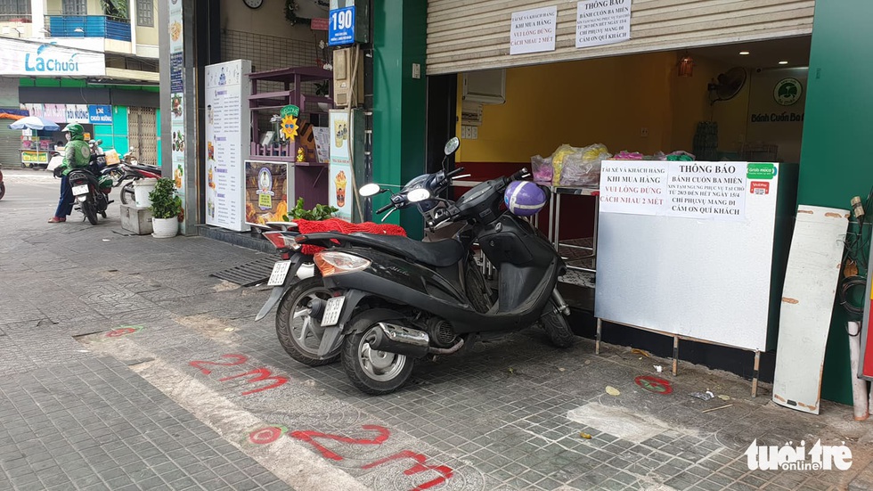 Quán xá ở TP.HCM đồng loạt treo bảng: chỉ bán mang đi, giao hàng tận nơi - Ảnh 6. Quán xá ở TP.HCM đồng loạt treo bảng: chỉ bán mang đi, giao hàng tận nơi - Ảnh 6.