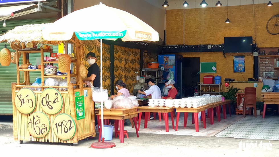 Quán xá ở TP.HCM đồng loạt treo bảng: chỉ bán mang đi, giao hàng tận nơi - Ảnh 5. Quán xá ở TP.HCM đồng loạt treo bảng: chỉ bán mang đi, giao hàng tận nơi - Ảnh 5.